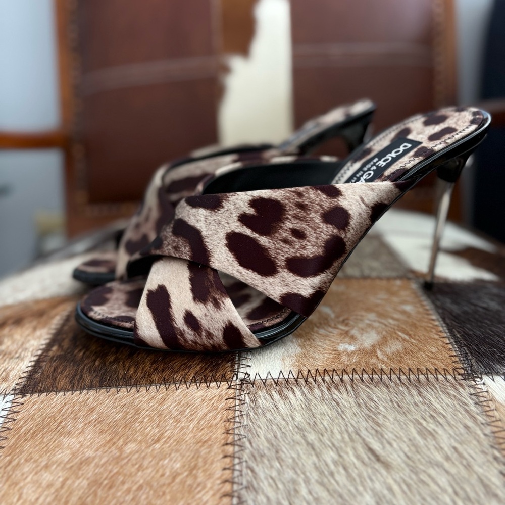 Dolce & Gabbana 
 Leopard-Printed Satin Mules